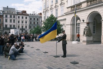 Ветеран з ампутацією рук і ніг підняв прапор до 770-річчя Львова – 07