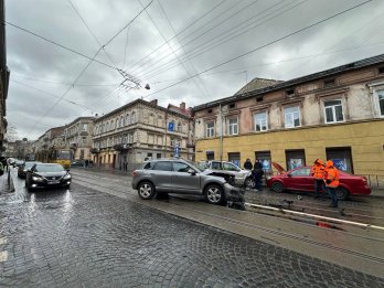 У центрі Львова зіткнулися три авто: рух трамваїв зупинився на півтори години – 05