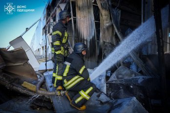 Внаслідок атаки росіянами Одещини виникла масштабна пожежа