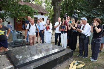 Пам’ятник із могили Коновальця у Роттердамі зберігатимуть на Львівщині – 02
