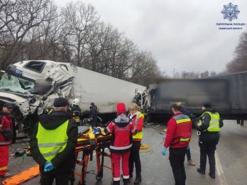 У подвійній ДТП біля Львова загинув 59-річний водій вантажівки – 02