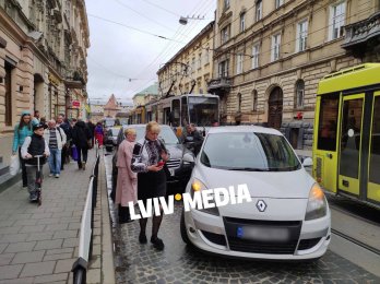 У Львові на вулиці Личаківській сталася автопригода: трамваї не курсують – 02