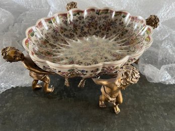 Прикордонники на Львівщині вилучили у пасажирки вазу й чашу 1895 року – 02