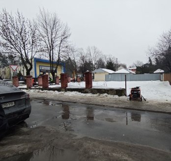 У Львові власника кафе змусили демонтувати незаконно встановлений паркан – 03