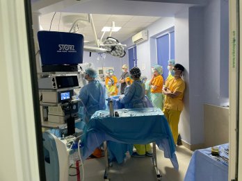 У дитячій лікарні Львова вперше за допомогою робота видалили рідкісну пухлину – 01