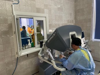 У дитячій лікарні Львова вперше за допомогою робота видалили рідкісну пухлину – 02