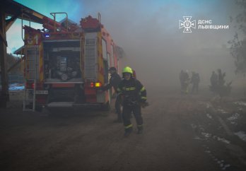 Понад 30 рятувальників гасили пожежу даху будівлі в Перемишлянах – 01