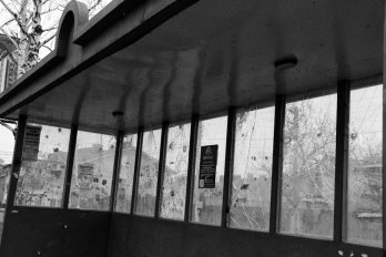 Обстріляна зупинка автобуса у місті Буча Фото: Вікторія Кульженко