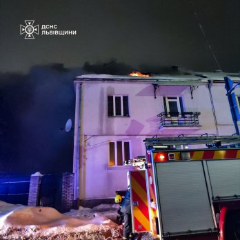 Через інвентор у Львові загорілося горище багатоквартирного будинку – 02