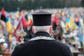 На Стрітення у Львові запалили свічки на могилах загиблих воїнів