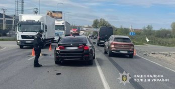 Біля Львова після зіткнення Hyundai та BMW авто злетіло з дороги – 01