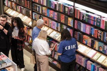 У колишньому кінотеатрі відкрили першу у Львові книгарню «Сенс» – 04