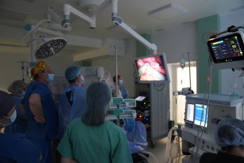 У Львові лікарі вперше самостійно видалили матку за допомогою робота – 01
