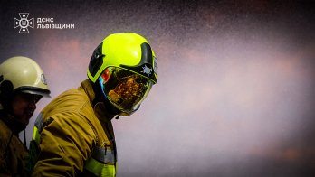 У ДСНС показали рятувальників, які 12 годин ліквідовували наслідки атаки на Львівщину – 10