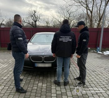 Керівник відділення банку на Львівщині за 16,5 тисяч доларів переправляв ухилянтів в інкасаторському авто – 02