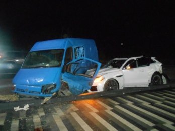 Зіткнулися "Renault Master" із "Jaguar F-Pace": в автотрощі на Львівщині постраждали люди – 01
