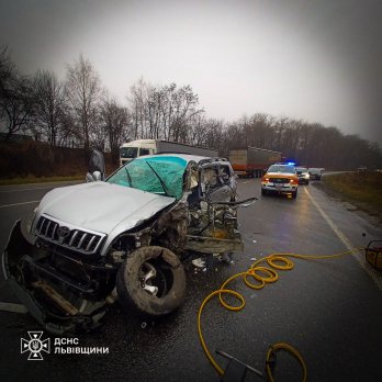 Рятувальники деблокували травмовану жінку з авто