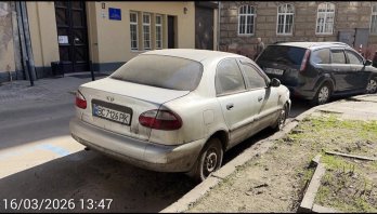 У Львові з дворів вивезуть покинуті буси та ще десятки авто – 01