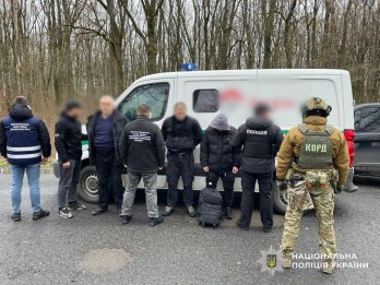 Керівник відділення банку на Львівщині за 16,5 тисяч доларів переправляв ухилянтів в інкасаторському авто – 03