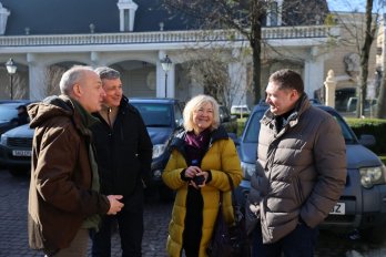 Іноземні волонтери у Львові передали 35 пікапів для ЗСУ – 06