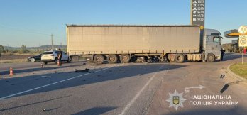 На об’їзній Золочева 31-річний водій Hyundai влетів у вантажівку: його госпіталізували – 03