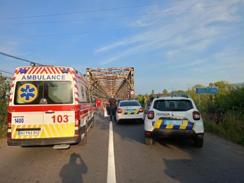 Пошкоджена фура та легковик: на Закарпатті обвалився міст (фото) – 02