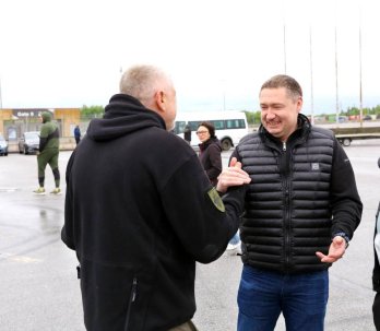 Литовські волонтери привезли на Львівщину понад 70 авто для українських захисників – 04