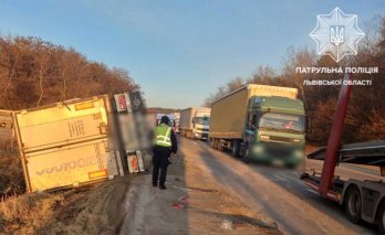 На Львівщині через масштабну ДТП з загиблим та потерпілими патрульні перекривали трасу – 01