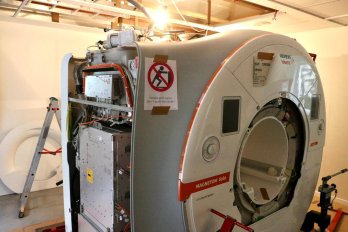 В університетській лікарні у Львові почали встановлювати апарат МРТ – 01