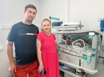 На фото батьки із новонародженим сином