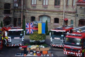 Британія у Львові передала українським рятувальникам парк пожежно-рятувальної техніки (фото) – 05