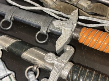 Кортики, багнети та релігійні книги: львівські митники передали артефакти до музеїв – 01