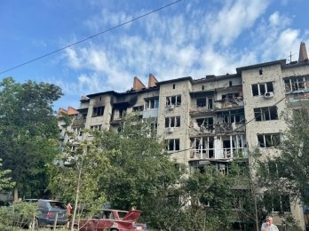 Росіяни обстріляли школу та житлові будинки Слов'янська: є загиблі та поранені – 05