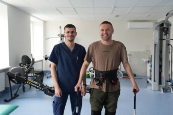 Львівські лікарі допомогли знову почати ходити чоловіку з пошкодженням спинного мозку