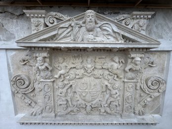 В Олеському замку відреставрували старовинний герб над головною брамою – 03