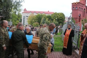 У Трускавці на колінах зустріли загиблого Героя – 04