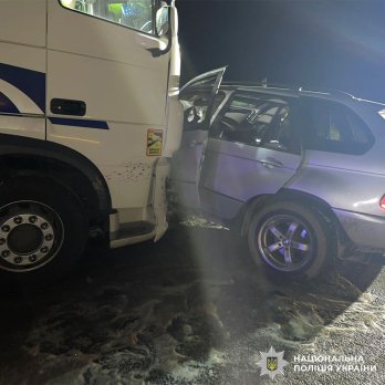 Водій BMW X5 потрапив у реанімацію після зіткнення з вантажівкою на Львівщині