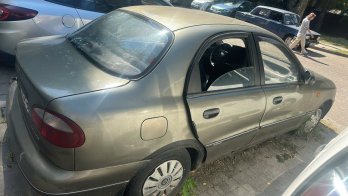 З вулиць Львова приберуть ще 24 покинуті авто — серед них занедбаний бус – 03