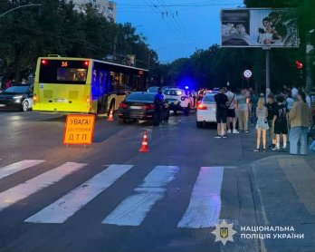 У Львові два BMW на великій швидкості збили батька з донькою: їх госпіталізували – 02