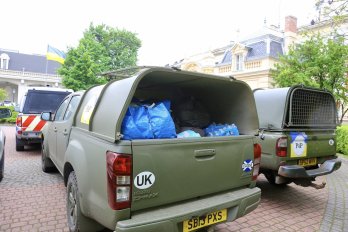 Іноземні волонтери доставили на Львівщину ще 46 позашляховиків для українських військових – 04