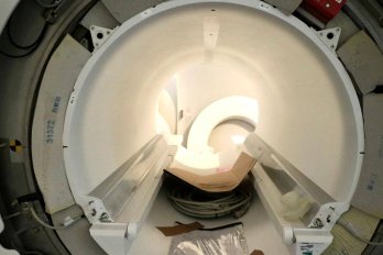 В університетській лікарні у Львові почали встановлювати апарат МРТ – 03