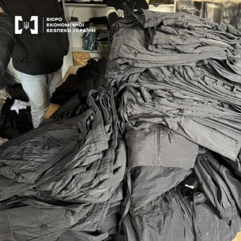 На Львівщині викрили виробництво підробок Moncler та Apple на 98 млн грн – 04