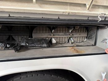 В Угринові митники знайшли в сховку автобуса 68 незадекларованих гаджетів – 01