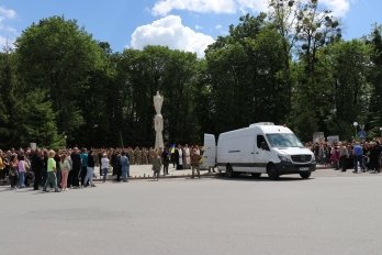 У Миколаєві на Львівщині громада на колінах зустріла труну з тілом молодого офіцера – 02