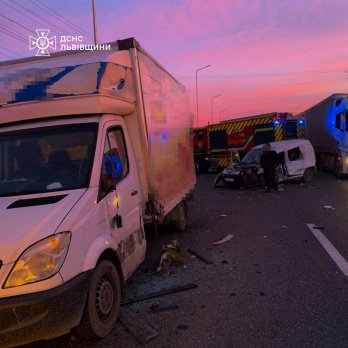 Зіткнувся з вантажівкою: біля Стрия рятувальники витягнули затиснутого в Peugeot водія – 01