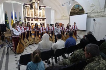 У Львові відкрили виставку дитячих малюнків для підтримки військових – 03