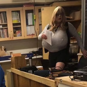"Це школа, а не цирк": в Канаді учні протестують проти трансгендерної вчительки, яка має величезні імпланти грудей – 02