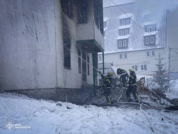 На курорті Драгобрат виникла пожежа в готелі — людей евакуювали – 03