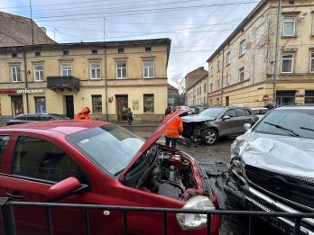 У центрі Львова зіткнулися три авто: рух трамваїв зупинився на півтори години – 08
