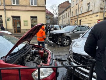 У центрі Львова зіткнулися три авто: рух трамваїв зупинився на півтори години – 02